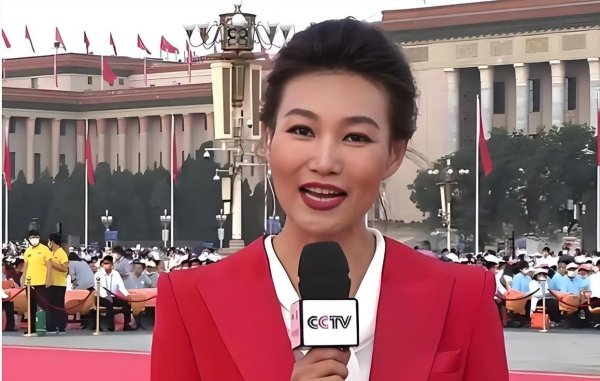 48岁李梓萌主办校阅讲授，“借款”使命二十载，好友为她焦灼催婚